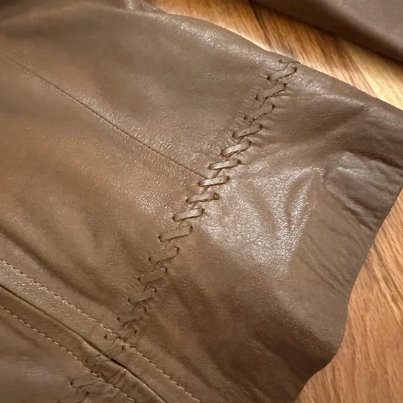 Chic Women's Brown Leather Jacket - Picture 4 of 10